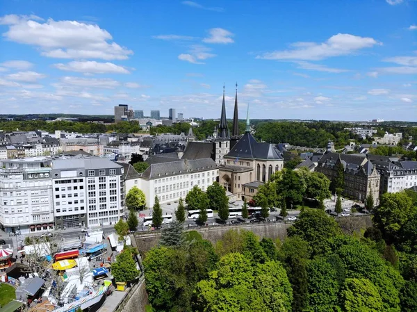 Hermosa vista desde arriba, Luxemburgo. La capital del Reino de Luxemburgo. Pequeño país europeo con gran cultura y paisajes excepcionales. Foto aérea creada por drone . —  Fotos de Stock