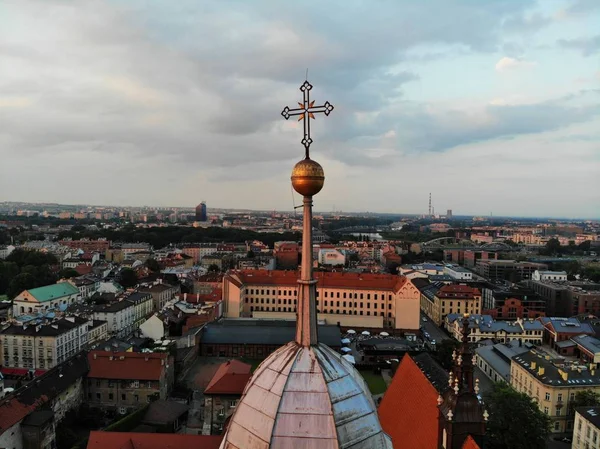 Légi fotó drone. Lengyelország kulturális és történelmi fővárosa. Kényelmes és gyönyörű Krakkó. A legenda földje. — Stock Fotó