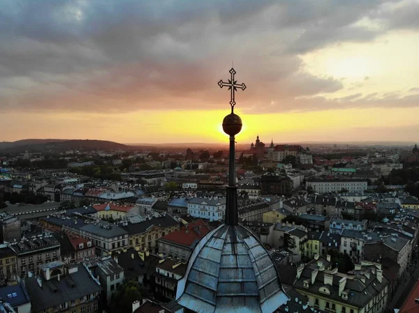 Flygfoto från Drone. Kulturen och den historiska huvudstaden i Polen. Bekväma och vackra Krakow. Landet av legenden. Vacker solnedgång, gamla delen av staden. — Stockfoto