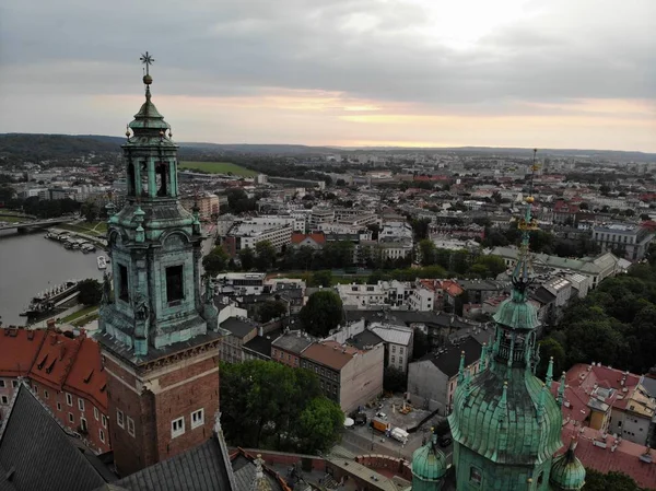 Luchtfoto van drone. De cultuur en de historische hoofdstad van Polen. Comfortabel en mooi Krakau. Het land van de legende. Het kasteel van Wawel. — Stockfoto