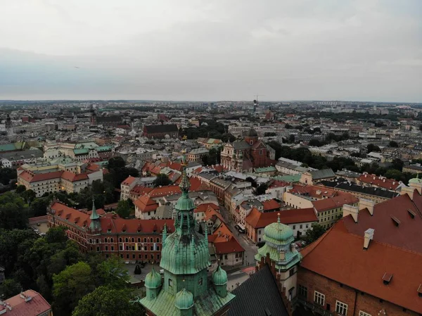 Luchtfoto van drone. De cultuur en de historische hoofdstad van Polen. Comfortabel en mooi Krakau. Het land van de legende. Het kasteel van Wawel. — Stockfoto