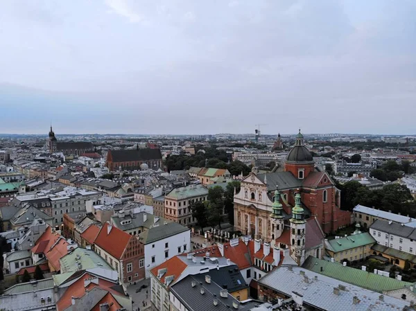 Foto aérea del dron. La cultura y capital histórica de Polonia. Cómodo y hermoso Cracovia. La tierra de la leyenda. El Castillo de Wawel . — Foto de Stock