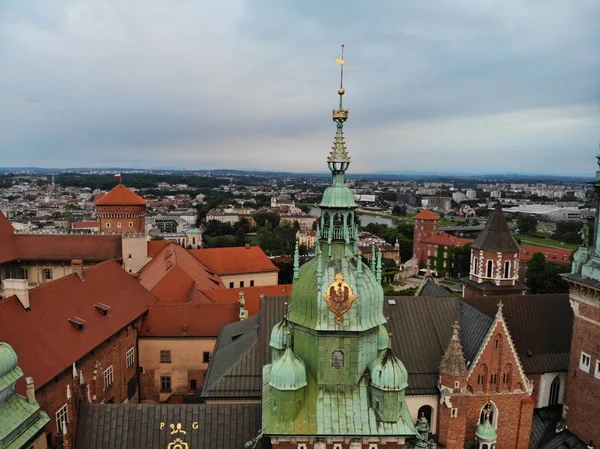 Luchtfoto van drone. De cultuur en de historische hoofdstad van Polen. Comfortabel en mooi Krakau. Het land van de legende. Het kasteel van Wawel. — Stockfoto