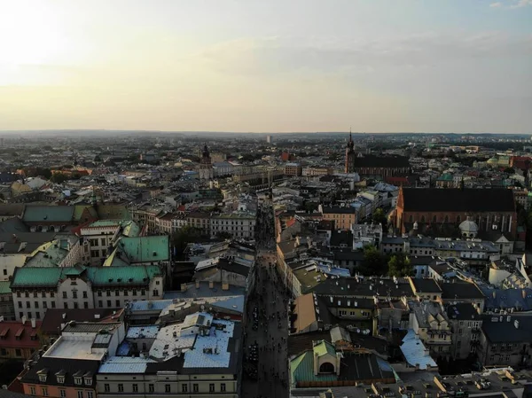 Foto aérea del dron. La cultura y capital histórica de Polonia. Cómodo y hermoso Cracovia. La tierra de la leyenda. Increíble captura del atardecer . —  Fotos de Stock
