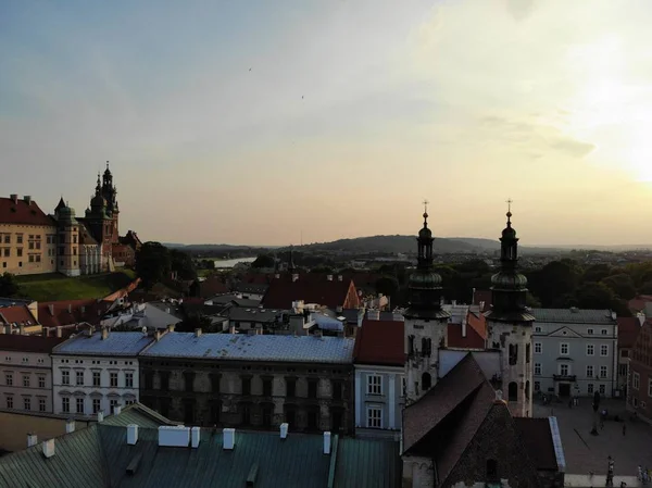 Luchtfoto van drone. De cultuur en de historische hoofdstad van Polen. Comfortabel en mooi Krakau. Het land van de legende. Geweldige zonsondergang vastleggen. — Stockfoto