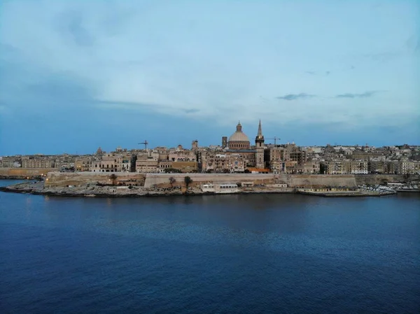 Yukarıda Malta. Gözlerin için yeni bir nokta. Malta adlı güzel ve benzersiz bir yer. Dinlenme, keşif ve macera için. Herkes için görmek gerekir. Avrupa, Akdeniz 'de ada. — Stok fotoğraf