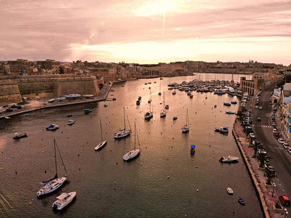 Malta desde arriba. Nuevo punto de vista para tus ojos. Hermoso y único lugar llamado Malta. Para descansar, explorar y aventura. Debo verlo por todos. Europa, isla en el Mar Mediteriano . — Foto de Stock