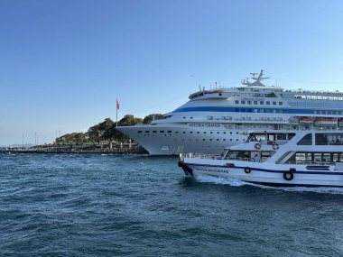 Geceleyin Bosporus: İstanbullar, Avrupa 'nın şehir ışıkları altında Asya ile buluştuğu yerde ışıl ışıl bir kapı açıyor