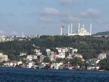 Geceleyin Bosporus: İstanbullar, Avrupa 'nın şehir ışıkları altında Asya ile buluştuğu yerde ışıl ışıl bir kapı açıyor
