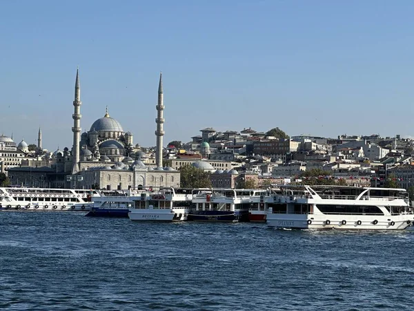 Geceleyin Bosporus: İstanbullar, Avrupa 'nın şehir ışıkları altında Asya ile buluştuğu yerde ışıl ışıl bir kapı açıyor