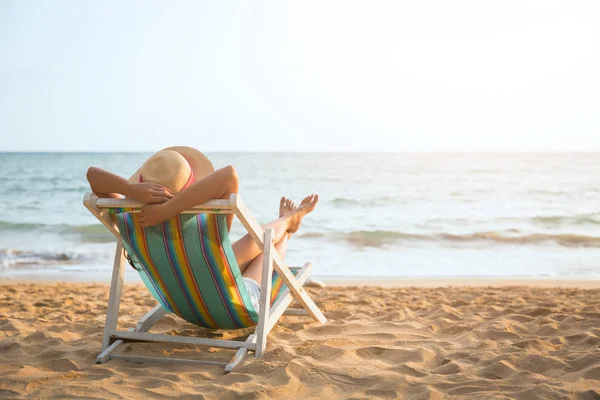 Vrouw op het strand in de zomer — Stockfoto