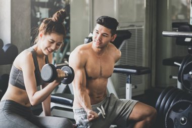 Fitness adam ve kadın spor salonunda egzersiz yapıyor