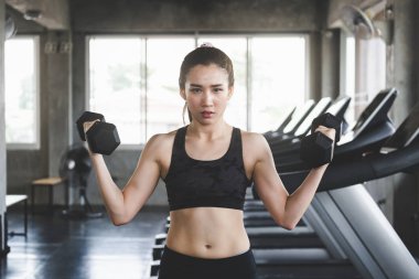 Fitness kadın spor salonunda egzersiz yapıyor