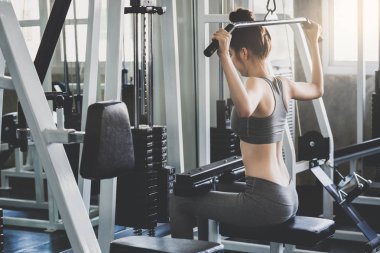 Fitness kadın spor salonunda egzersiz yapıyor