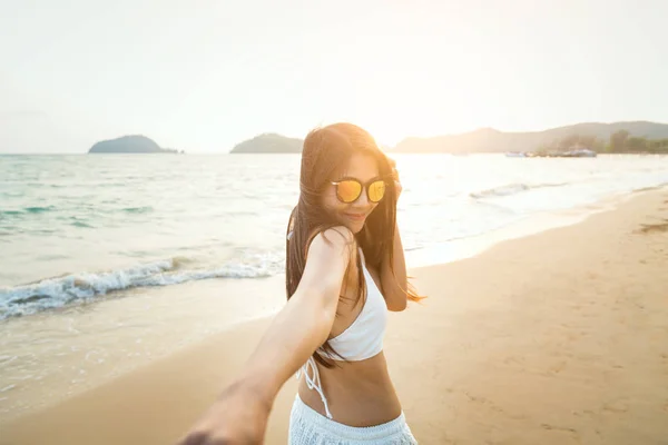 Paar houden handen op het strand in zonsondergang — Stockfoto