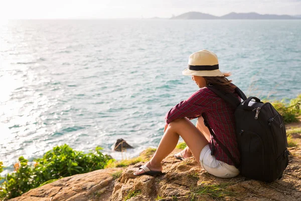 海の崖の上に座っている旅行者アジアの女性 — ストック写真