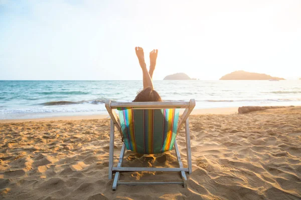 Vrouw op het strand in de zomer — Stockfoto