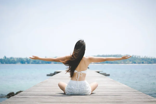 Vrouw zomer ontspannen vakantie — Stockfoto