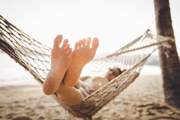 Feliz mulher relaxante em rede — Fotografia de Stock