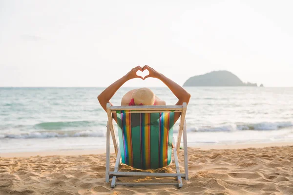 Vrouw op het strand in de zomer — Stockfoto