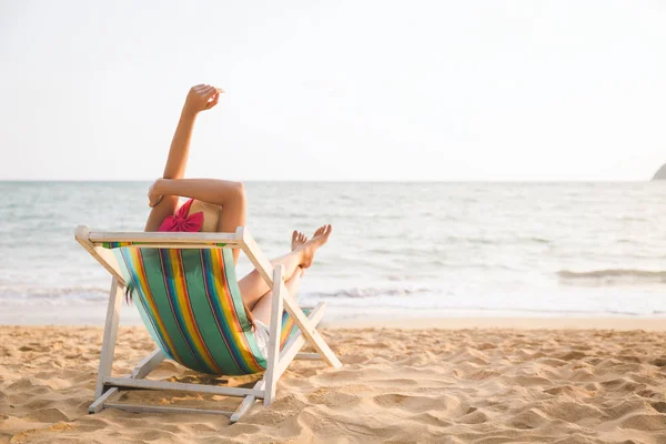 Yaz aylarında plajda kadın — Stok fotoğraf