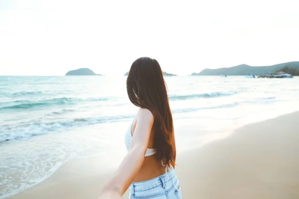 Paar houden handen op het strand in zonsondergang — Stockfoto