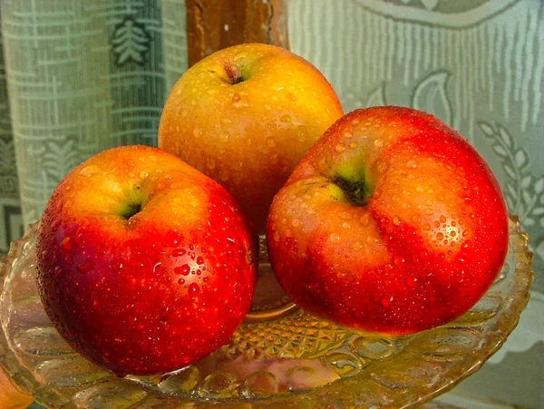 Яблоки на блюдечке . — стоковое фото