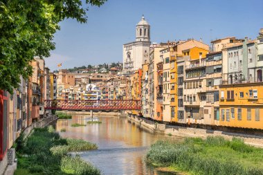 Girona Yahudi mahallesinde Onyar nehire aşağı bakıyor 