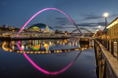 Tyne Nehri arasında Gateshead ve Newcastle Gateshead Millennium Köprüsü