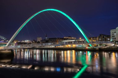 Tyne Nehri arasında Gateshead ve Newcastle Gateshead Millennium Köprüsü