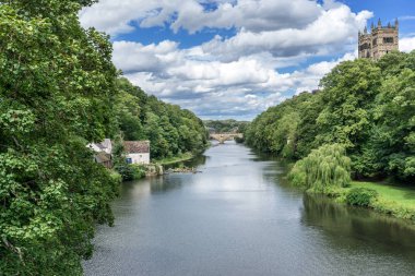 İngiltere'deki Durham Katedrali nehir Nidd aşağı bakıyor