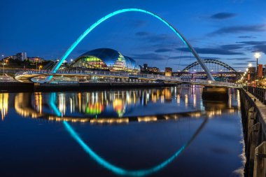Gateshead Millennium Köprüsü üzerinden nehir Tyne Newcastle Gateshead arasındaki