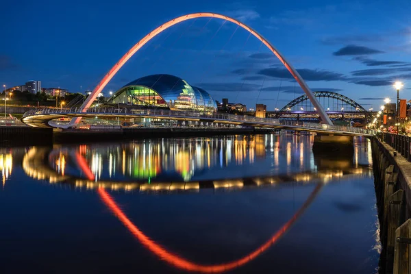 Gateshead Millennium Köprüsü üzerinden nehir Tyne Newcastle Gateshead arasındaki