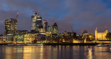 Millenium Pier Londra'da Thames Nehri üzerinde