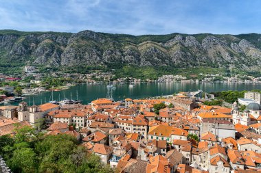 Karadağ 'da Kotor Körfezi' nden Kotor Körfezi 'ne bakıyorum