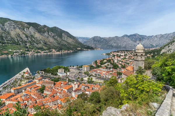 Kotor Bay Montenegro 'daki Kotor kasabasına bakıyorum.