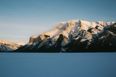 Büyük dağın önünde donmuş göl.