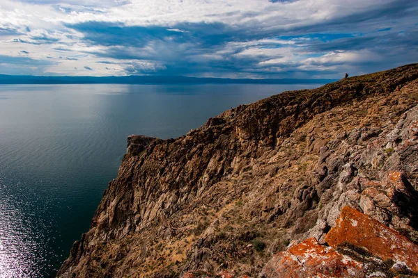 Gran Roca Con Piedras Rojas Lago Baikal Cielo Las Nubes —  Fotos de Stock