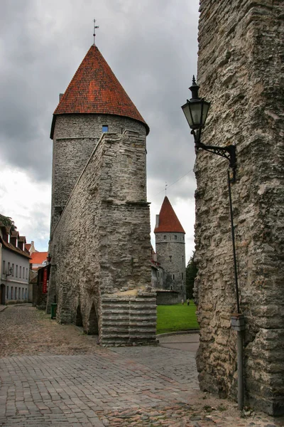 Passaggio Nel Muro Difesa Della Città Tallinn Sui Tetti Delle — Foto Stock