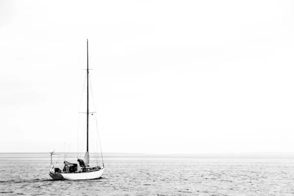 Самотня Маленька Яхта Йде Відкритого Моря Чоловік Яхті Щось Робить — стокове фото