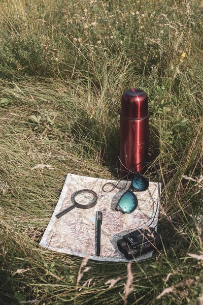 Bir Gezginin Natürmortu Harita Büyüteç Dürbün Kalem Gözlük Çimenlerde Bir — Stok fotoğraf