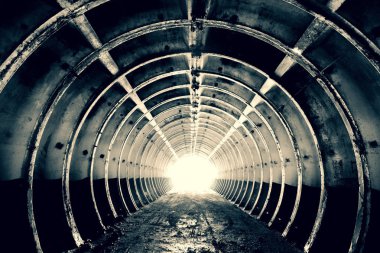 Arka plan için soyutlama. Anüler sert kaburga ve sonunda parlak ışık ile Tünel. Beton askeri inşaat. Siyah ve beyaz. Renkli.