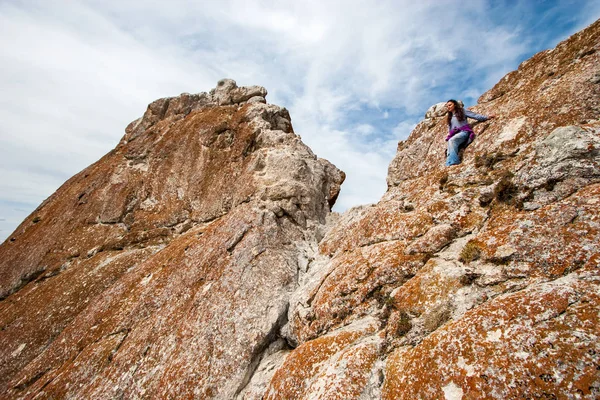 Girl Long Dark Hair Stands Picturesque Rock Covered Red Moss — Stock Photo, Image