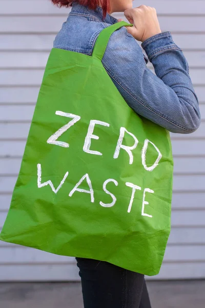 Kızın Omzunda Sıfır Atık Yazan Yeşil Tekstil Eko Çantası Çanta — Stok fotoğraf