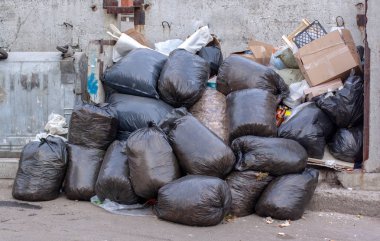 Büyük bir yığın siyah plastik çöp torbası ve kutu. Torbalarda bırakır. Şişeleri açıyorum..