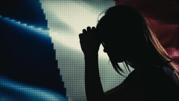 女性のシルエットの悲しみ。Led の背景にフランスのフラグ. — ストック動画