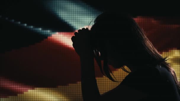 Silueta femenina afligida. Bandera de Alemania sobre fondo led . — Vídeos de Stock