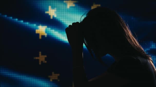 Female silhouette griefing. EU flag on LED background. — Stock Video