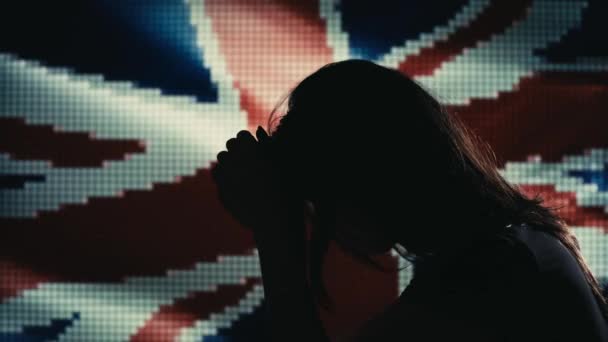 Silueta femenina afligida. Bandera del Reino Unido sobre fondo led . — Vídeos de Stock