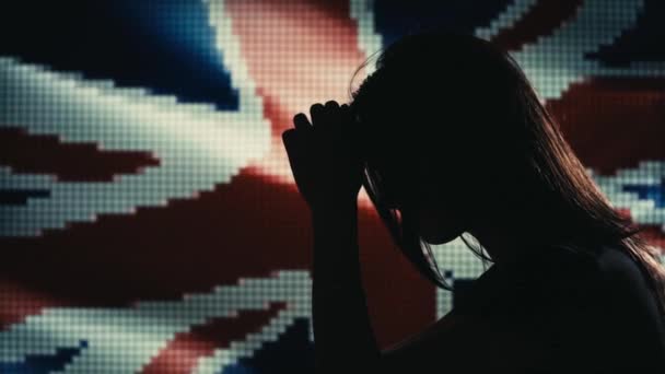 Kadın silueti kederli. Led arka planda Birleşik Krallık bayrağı. — Stok video